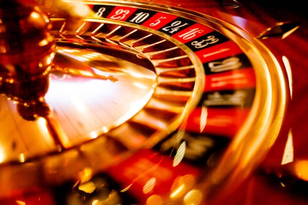 Aviator game interface showing multiplier climb and cash-out button